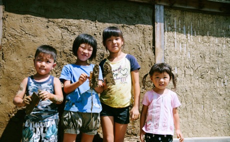 子どもたちと土壁塗り